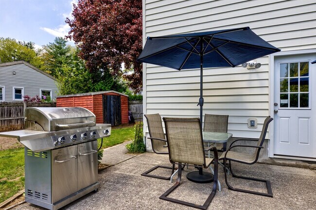 Building Photo - 10 James Dr