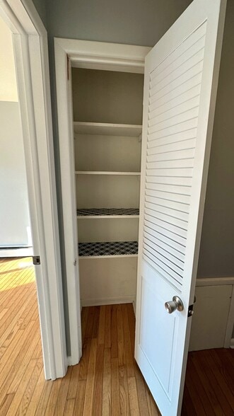 hallway linen closet - 5410 Suffolk Ct
