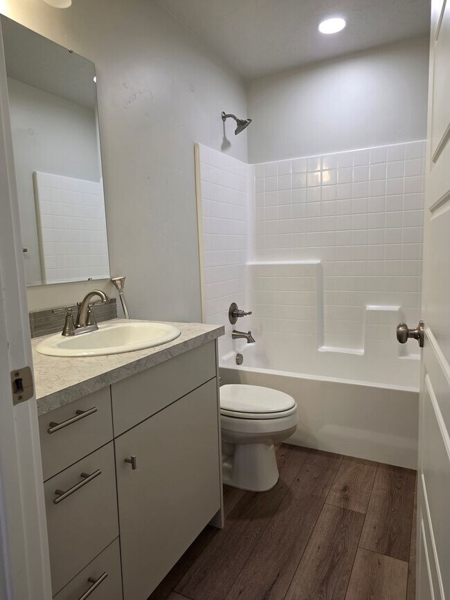 Building Photo - Like new 4 Bedroom Home