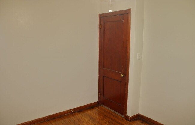 Building Photo - 4 bedroom/1 Bath Single Home!