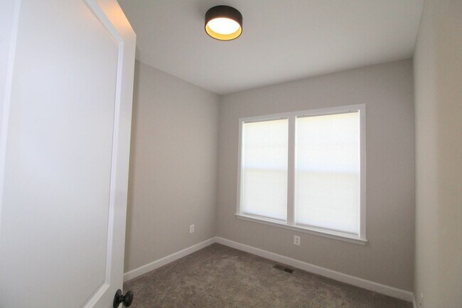 Building Photo - 3 bedroom town home with a finished basement and garage located in popular Preston Lakes