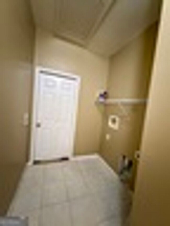 Building Photo - 200 Royal Palms Ave