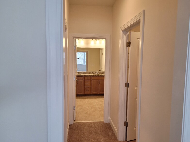 Building Photo - 904 Haybeck Ln