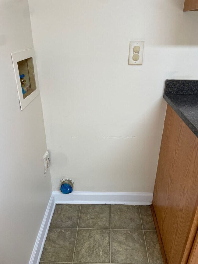 Building Photo - 1143