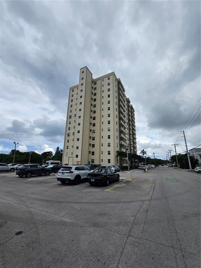 Building Photo - 900 NE 18th Ave