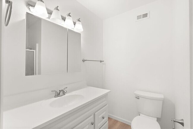 Building Photo - NEWLY RENOVATED South HB Gem!