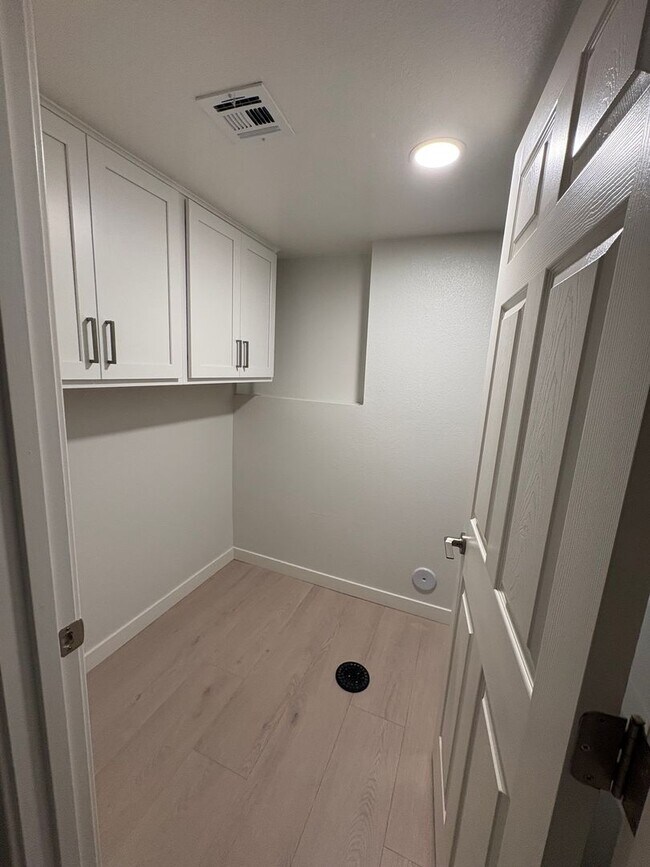 Building Photo - 121 E Santa Cruz Dr