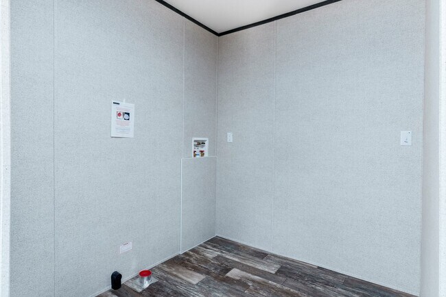 Building Photo - Huge 5 Bedroom 3 Bathroom Hastings Home Located w/ 1 Acre