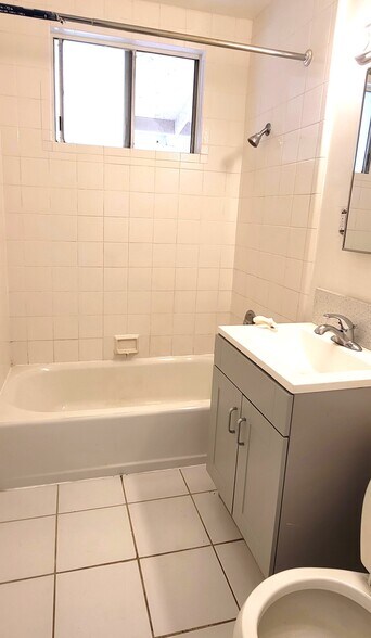 Building Photo - 25612 Oak St