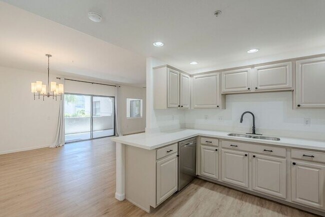 Building Photo - Stunning 2 Bed 1.5 Bath Condo in Scottsdal...