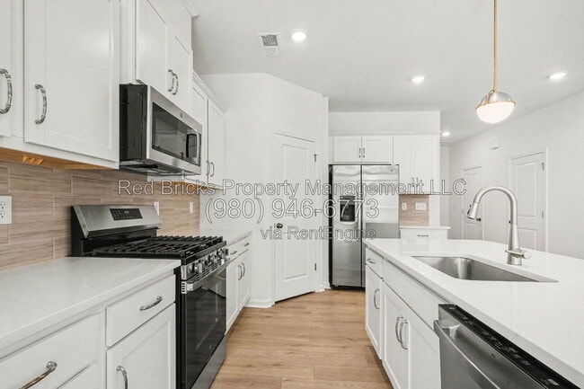 Building Photo - 826 Earhart St NW