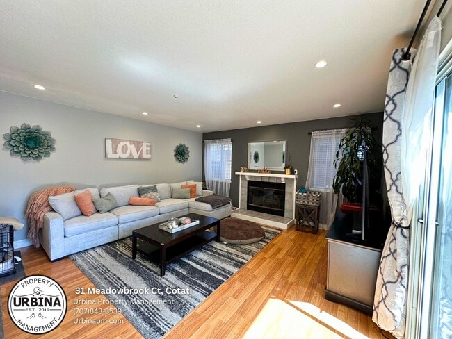 Building Photo - Bright and Spacious 3 Bedroom Townhome in ...