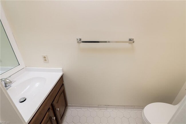 Building Photo - 670 Lord Dunmore Dr