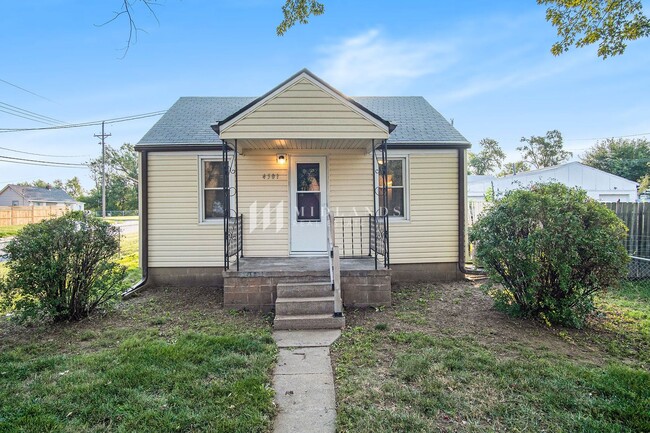 Primary Photo - Cute Home with Large Fenced Yard