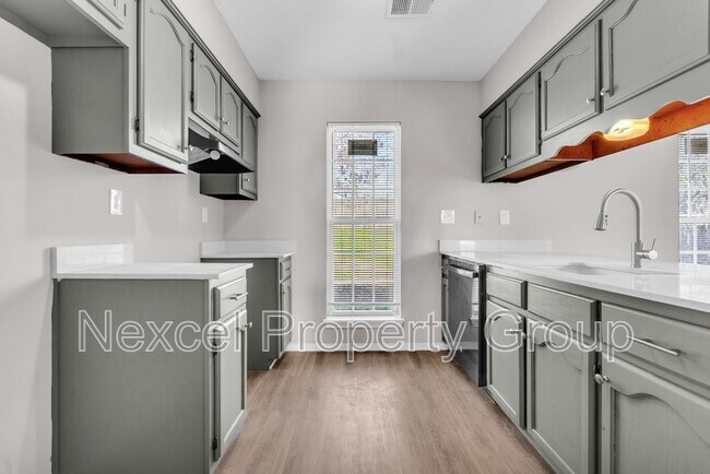 Building Photo - 10212 Oak Leaf Dr