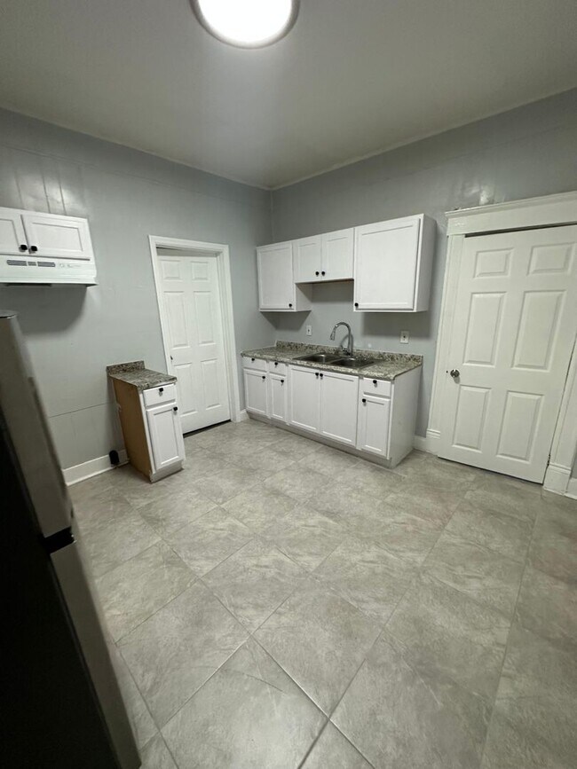Building Photo - Fully Renovated 2/1 -Single Family Availab...