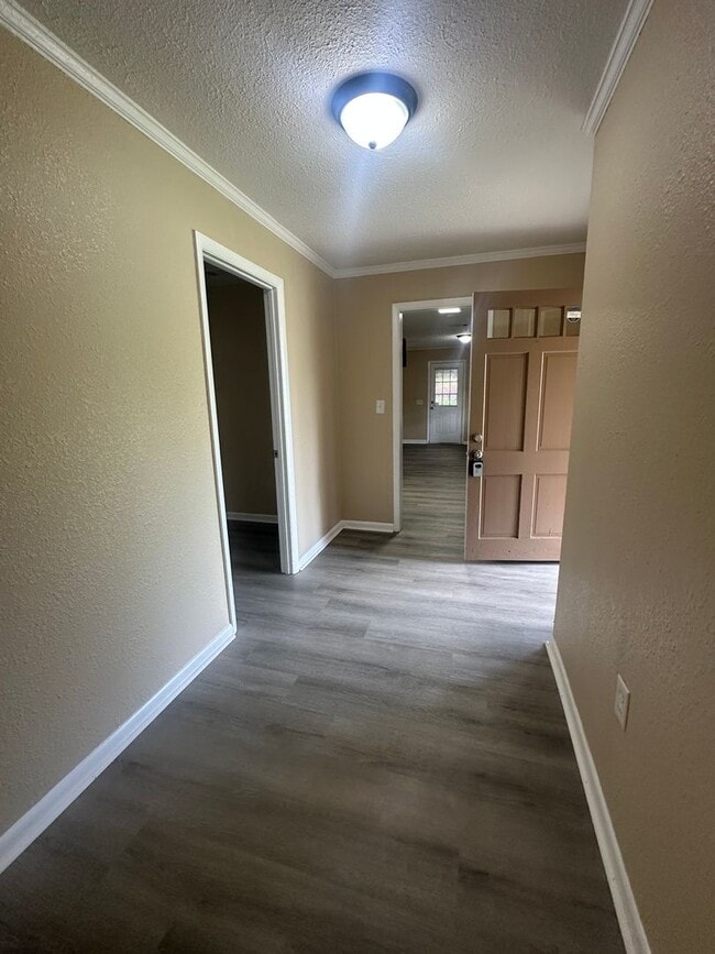 Building Photo - 4 Bed/2 Bath House