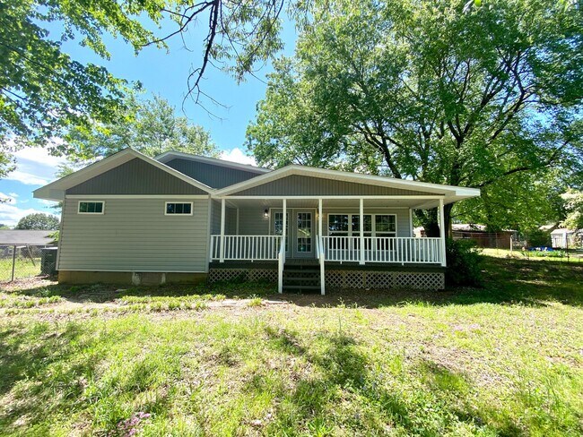 Building Photo - 3 Bedroom Home in Seneca, SC