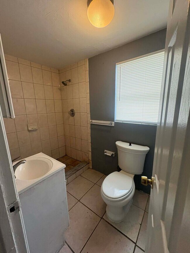 Building Photo - 4 bedroom Single-Family Home Available for Move-In NOW