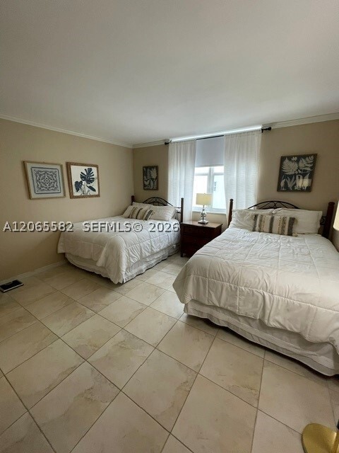 Building Photo - 5001 Collins Ave