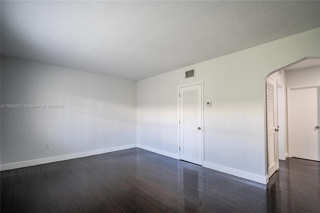 Building Photo - 1007 Bay Dr
