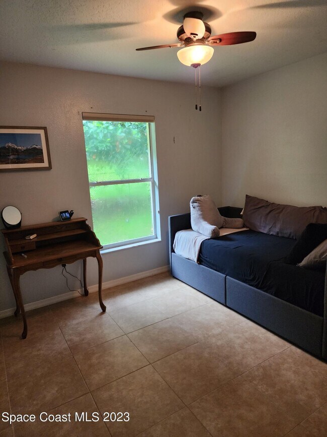 Building Photo - 890 Spirea Dr
