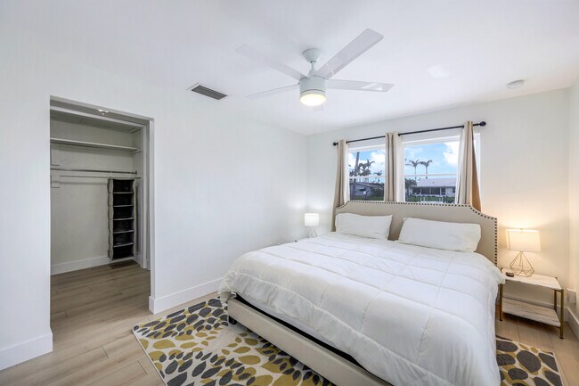 Building Photo - 1432 Wellington Ct