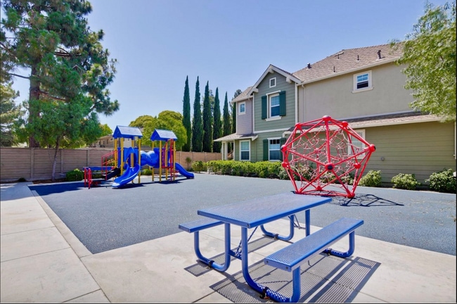 Building Photo - Newer 3bedrooms townhouse with 2 Cars Garage and AC in Fremont Niles area for rent