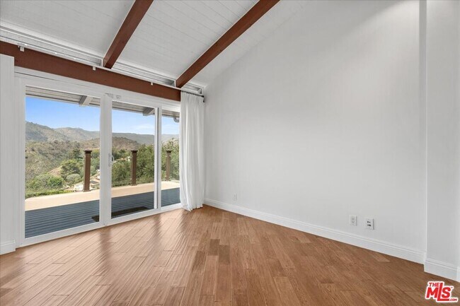 Building Photo - 2255 Westridge Rd