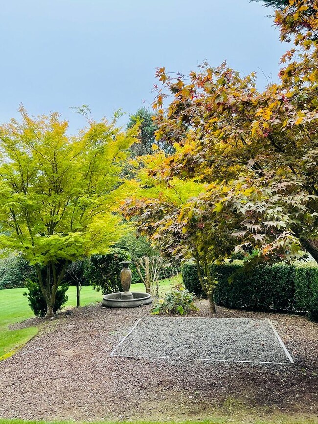 Building Photo - Gorgeous Bainbridge Estate available now.....