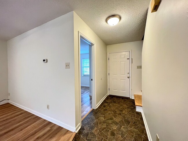 Building Photo - GREAT NORTHWEST LOCATION 2 BDRM / 2 BATH C...