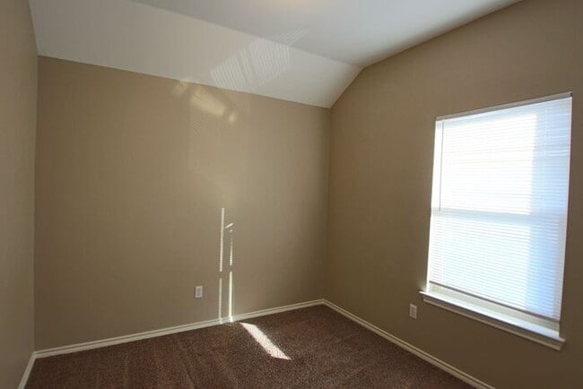 Building Photo - 2-Bedroom Townhouse for Rent in the Heart ...