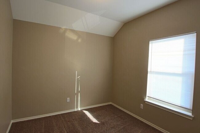 Building Photo - Available Now! 2 Bed 1.5 Bath Townhome! Li...