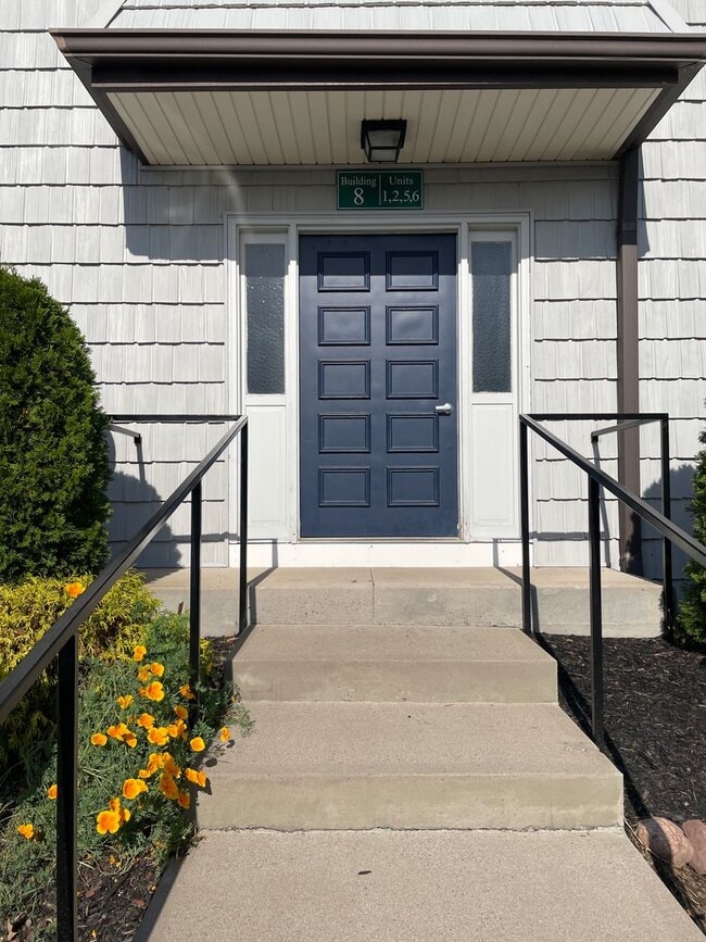 Building Photo - 2 Bedroom Condo - 1.5 Baths, Community Pool, Central AC