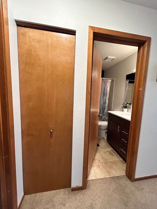 Building Photo - Spacious 2Bd/2.5Ba Luxury Loft-Style Condo...