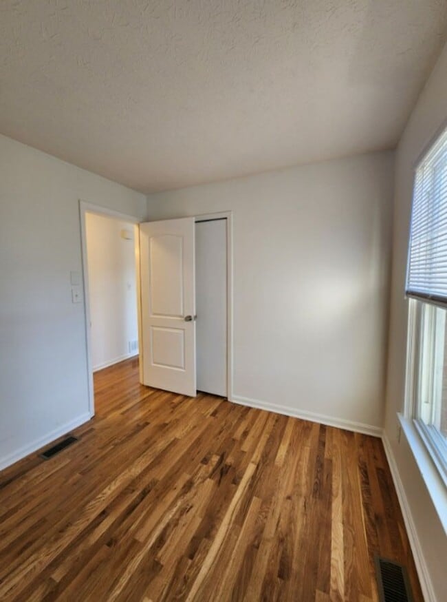 Building Photo - A cozy 3 bedroom, one bathroom house!