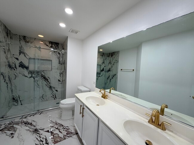 Building Photo - 431 Pine Lake Cir