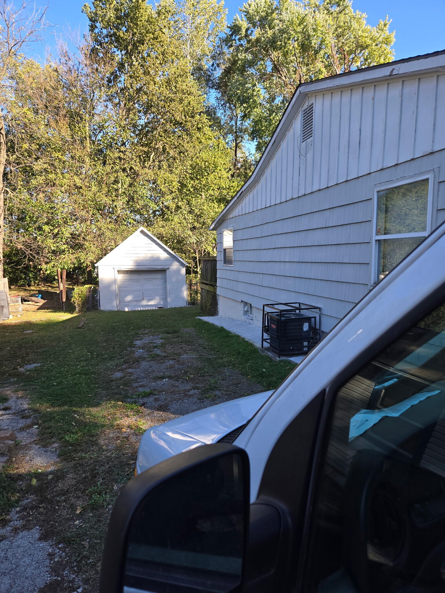 Building Photo - 617 S Lake Dr