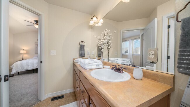 Building Photo - Fully Furnished Townhome in Park Haven Vil...