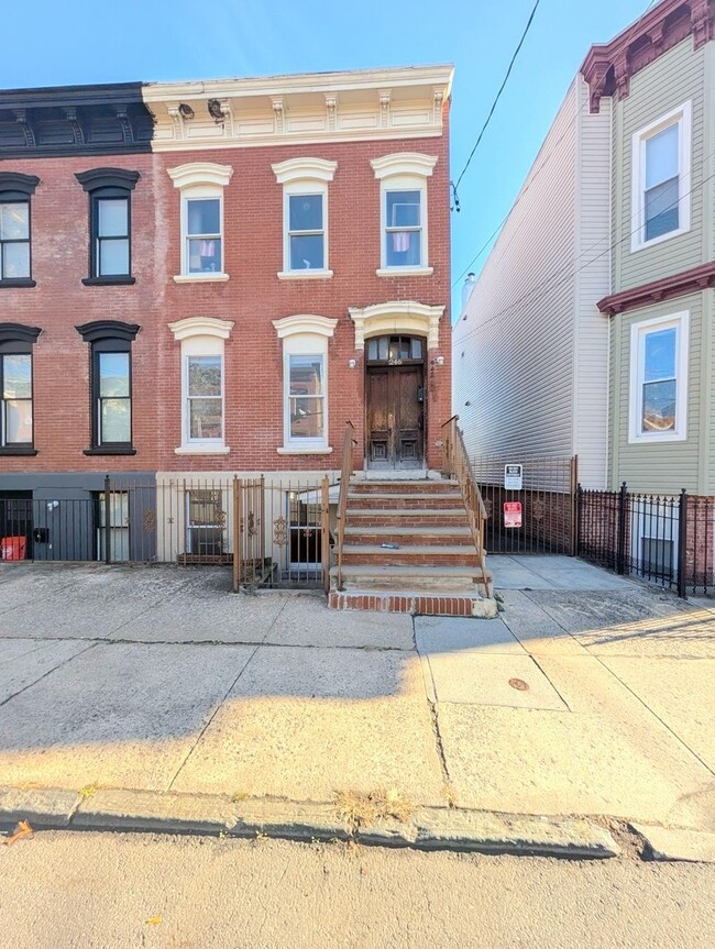 Building Photo - 246 Whiton St