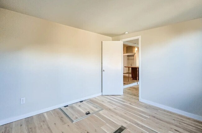 Building Photo - 3713 Woodlawn Terrace