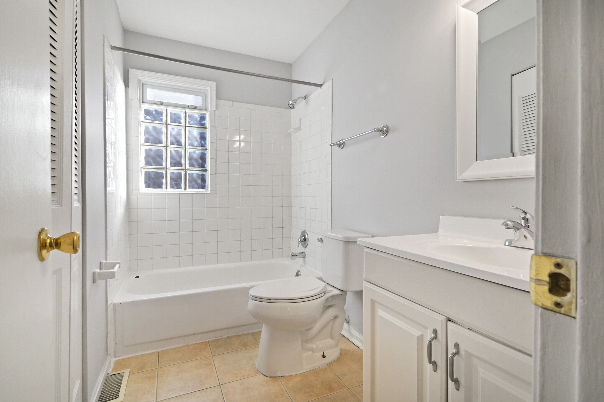 Building Photo - 402 W Hill St