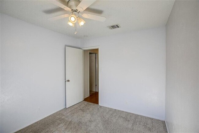 Building Photo - 605 Russet Valley Dr