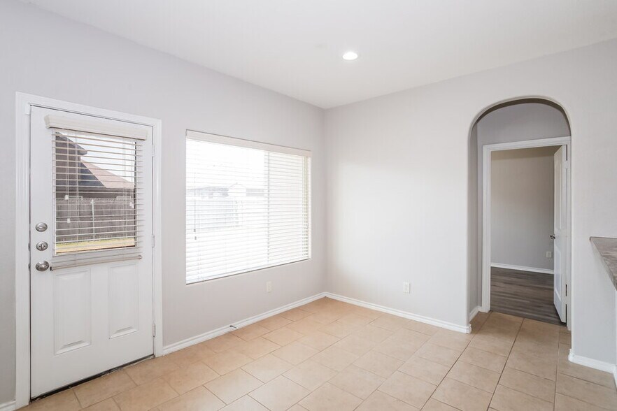 Building Photo - 5126 Meadow Ln