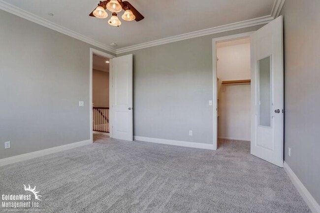 Building Photo - Beautiful 5Bdm 2.5Ba Home with Mountain Vi...