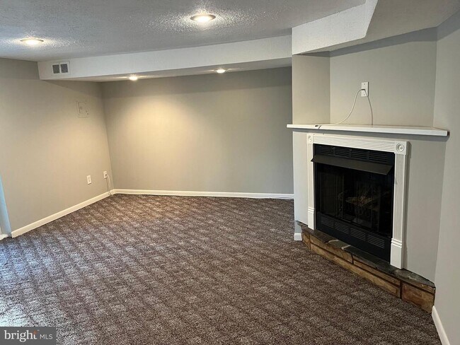 Building Photo - 4417 Crossland Rd