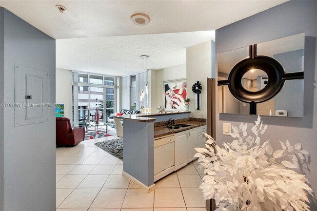 Building Photo - 1155 Brickell Bay Dr