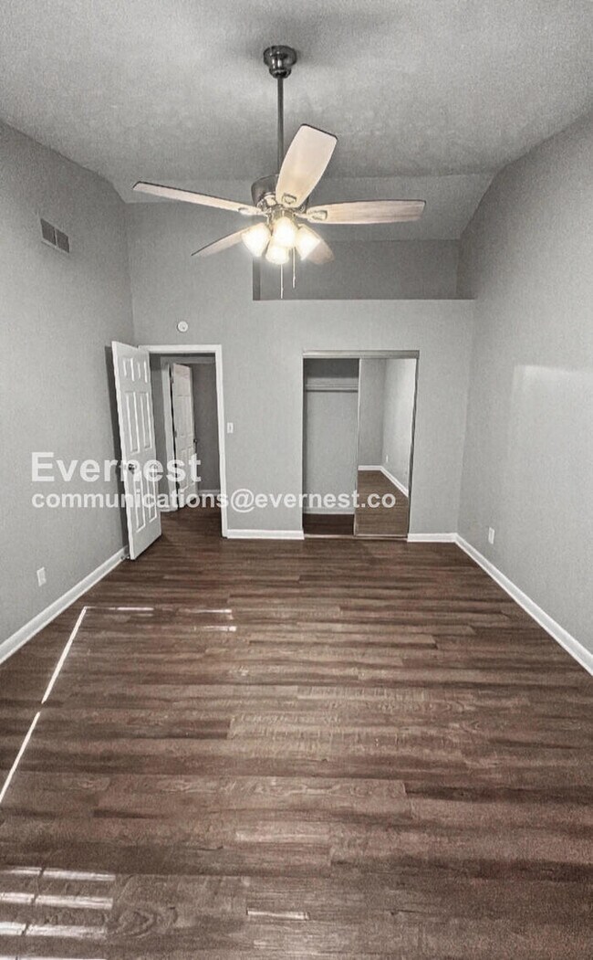 Building Photo - Limited Time Special Offer / 3 Bed, 2 Bath Home with Garage / Pet-Friendly / Vouchers Accepted / ...