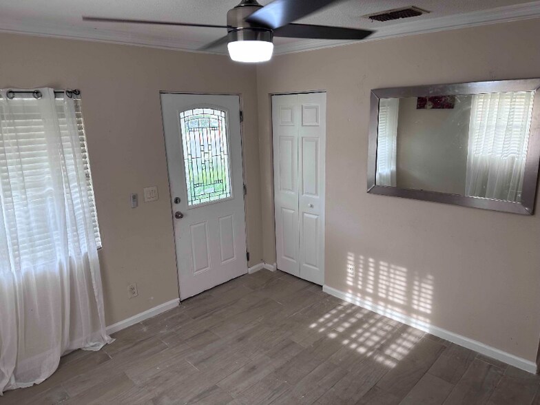 Building Photo - 4208 W La Salle St