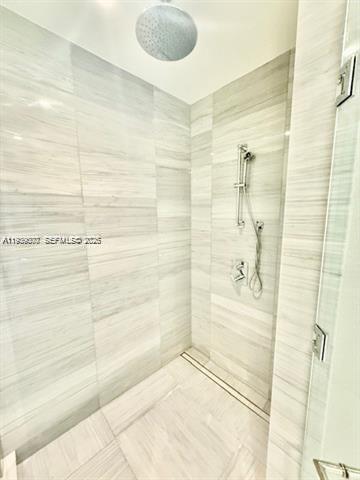 Building Photo - 16901 Collins Ave